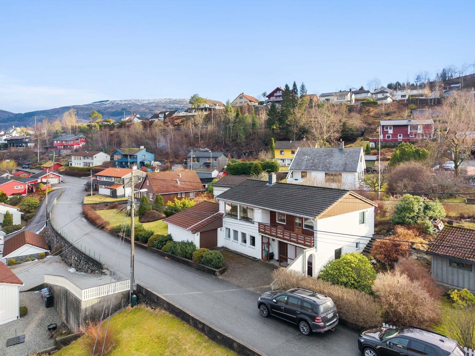 Solrikt beliggende enebolig. Familievennlig, like i nærheten av Garnes skole. Galleribilde