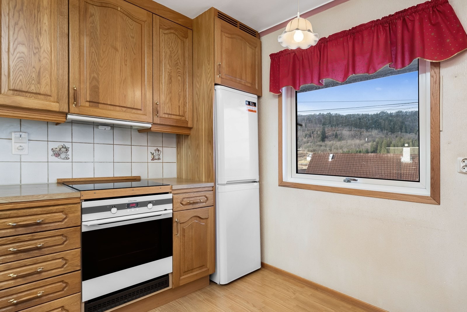 Kjøkkenet har også vindu med flott utsikt mot Arnavågen - en hyggelig ramme rundt matlaging og måltider. Galleribilde