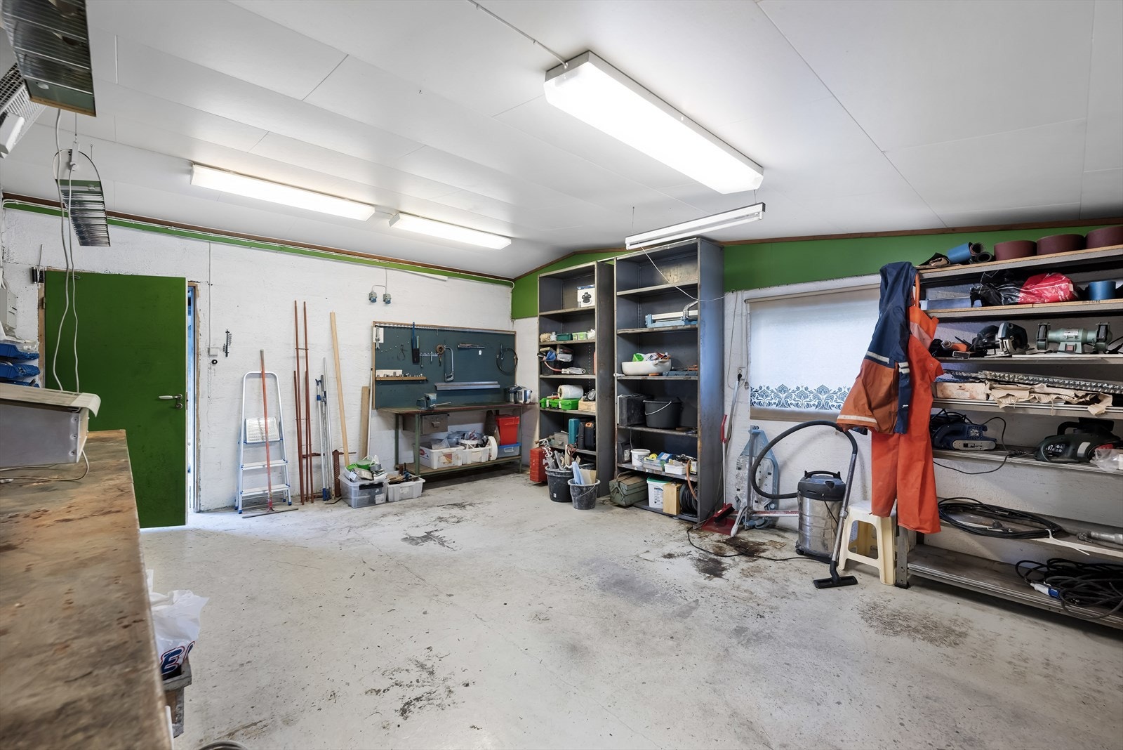 Via kjellerboder er det dør ut til hobbyrom/verksted og bod. Arbeidsbenker og noen hyller følger med. Det er også dør videre ut til garasjen. Galleribilde