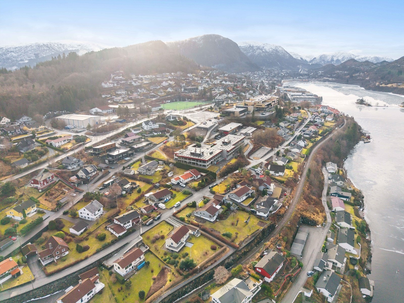 I nærheten ligger både Garnes skule, Garnes ungdomsskule og Arna videregåande skole, alle i gangavstand (kun 200-500 meter), noe som gjør hverdagen svært praktisk for familier med barn og ungdom i skolealder. Galleribilde