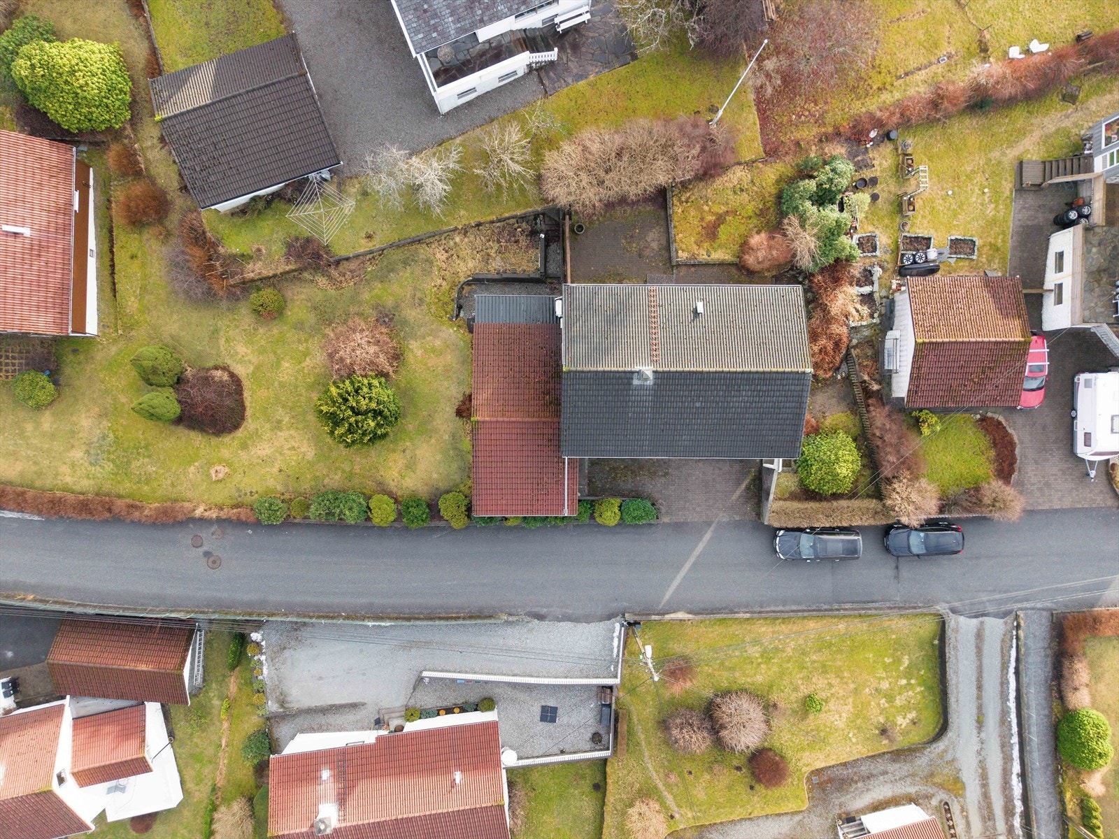 Eiendommen har en pent opparbeidet tomt med flere solrike uteområder. Galleribilde