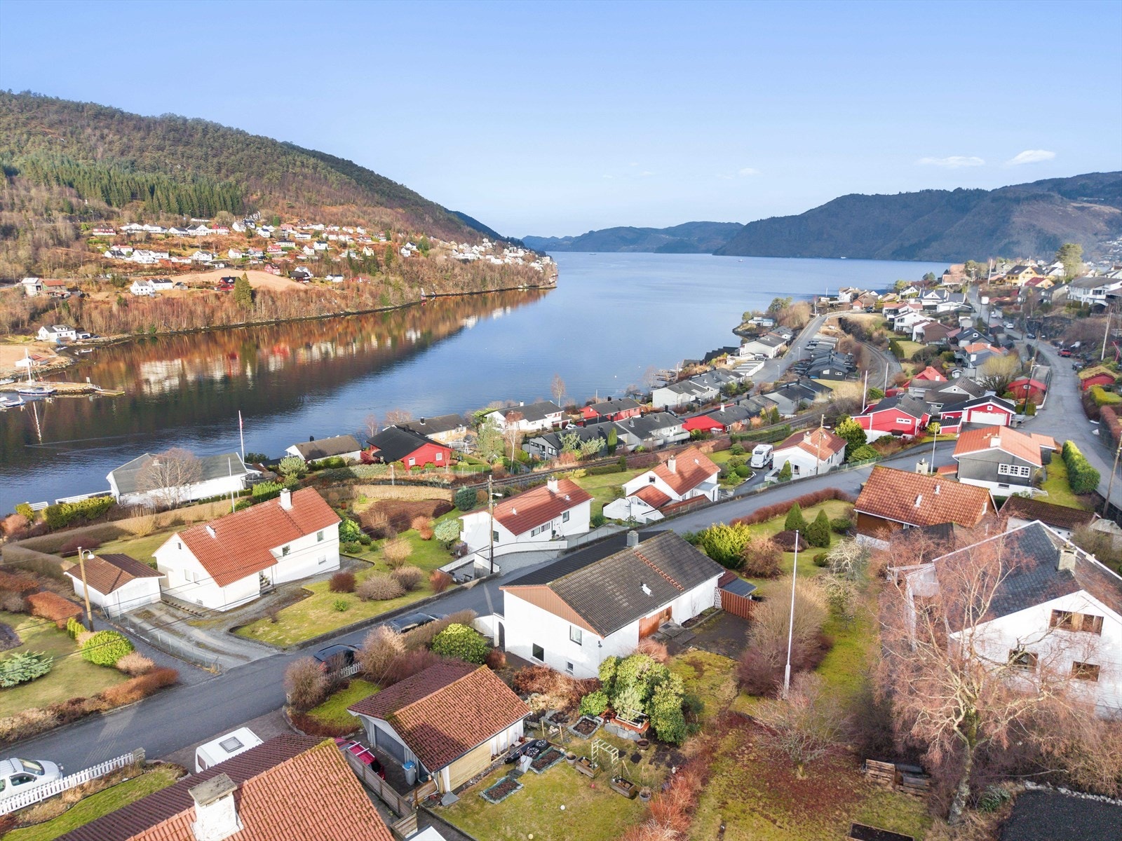 Boligen har også gode solforhold, noe som gjør det mulig å nyte lange, solrike dager på uteområdet. Galleribilde