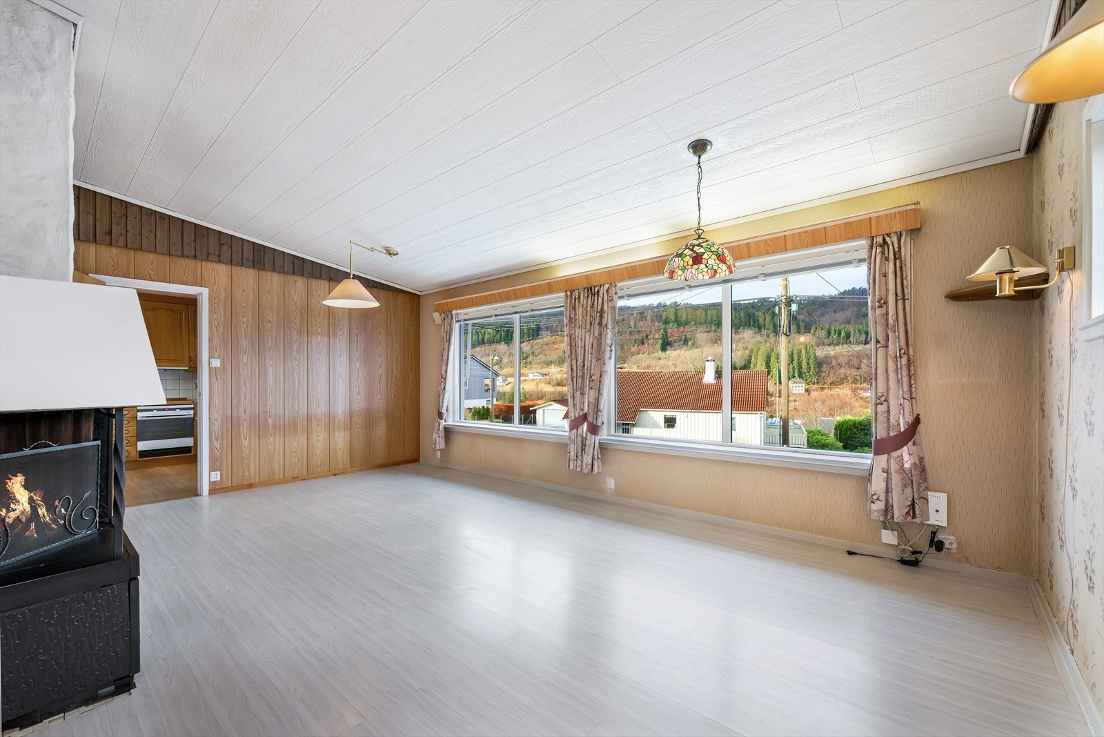 Rommet har god plass til både sofagruppe og spiseavdeling. Galleribilde