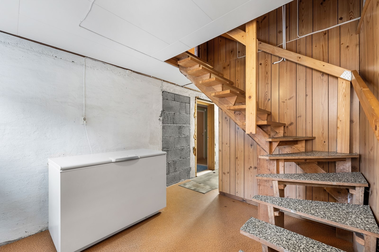 Fra hovedetasjen kommer man ned i underetasjen. Galleribilde