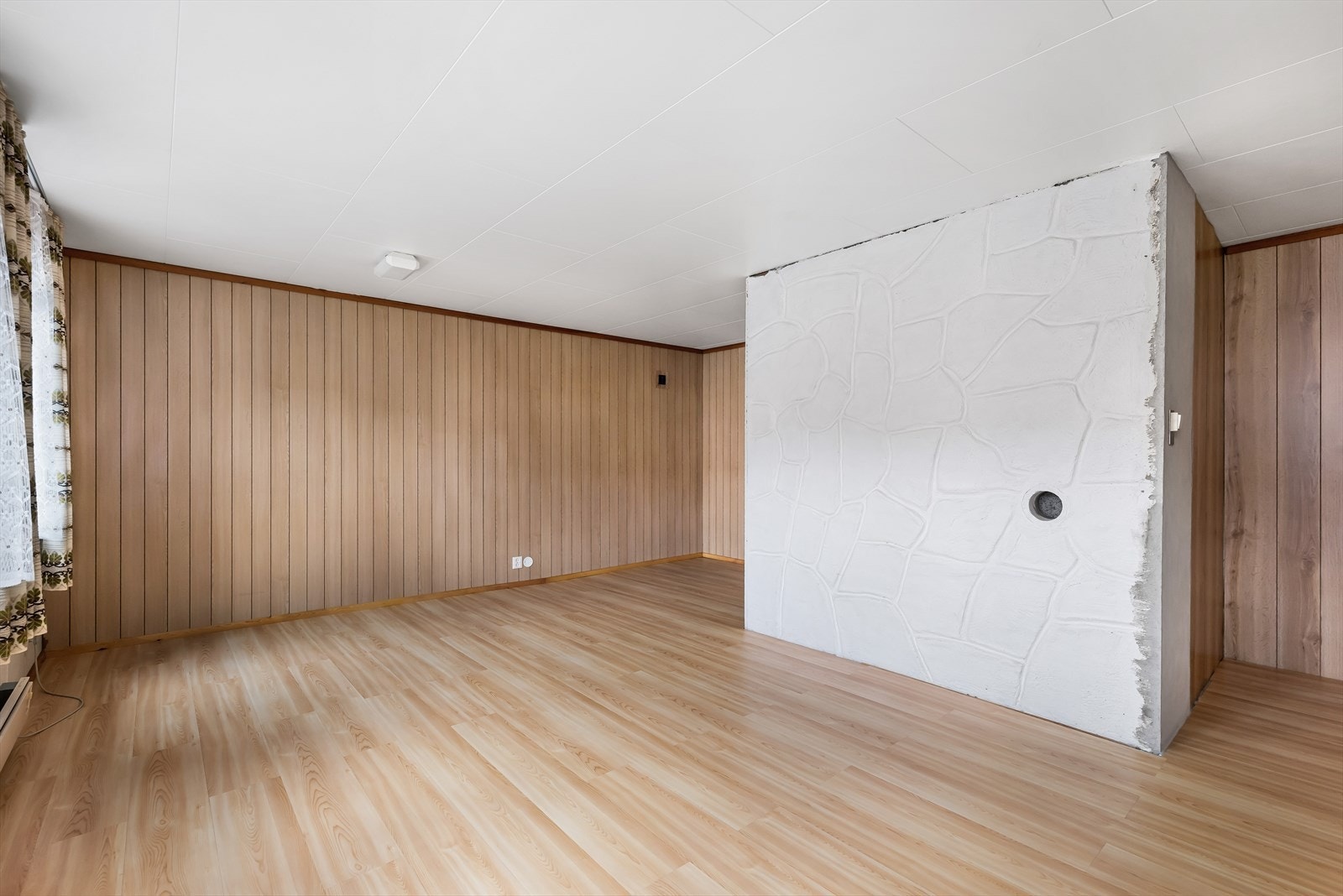 Rommet har god plass til både sofagruppe og spiseavdeling. Galleribilde