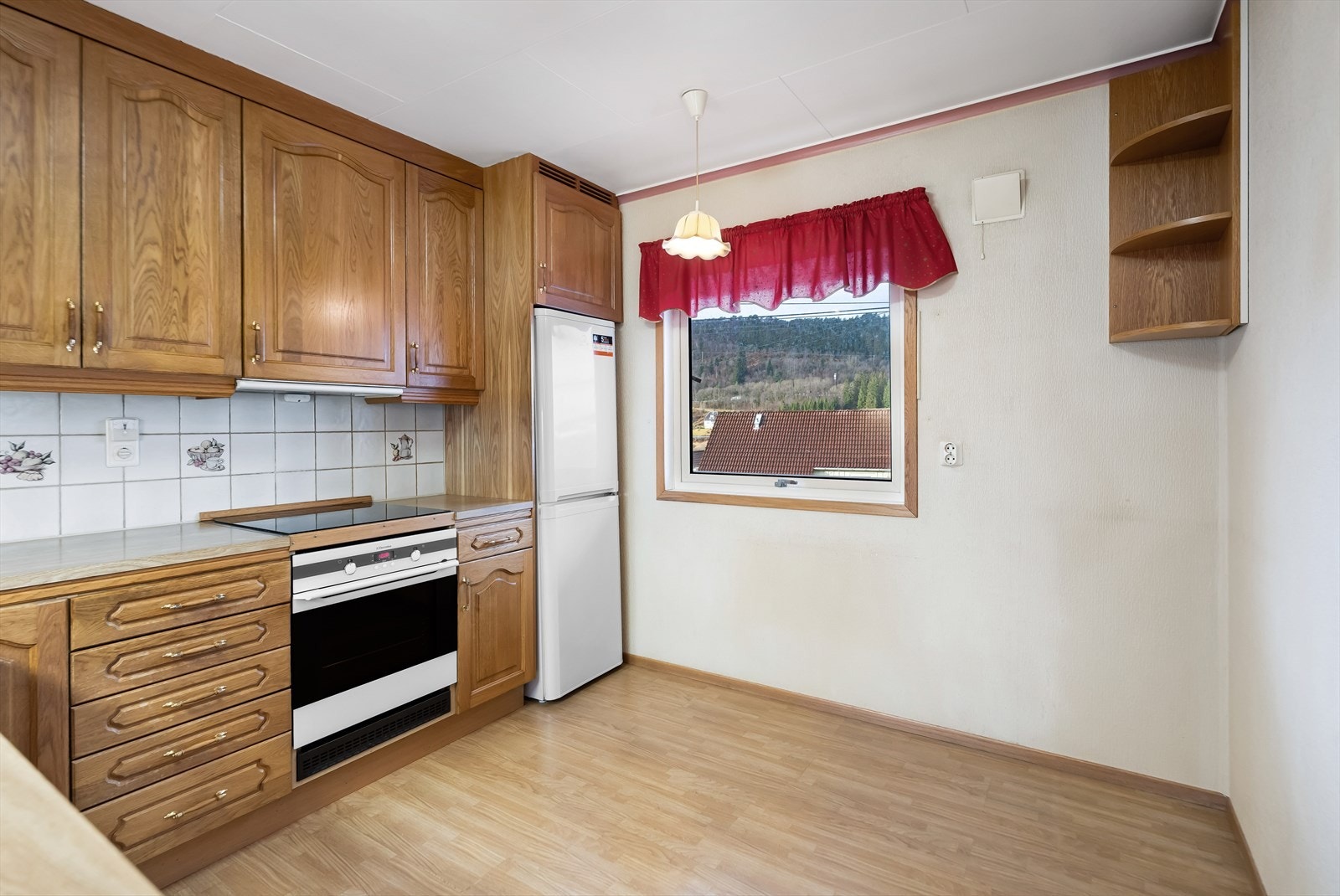 Eldre standard gir rom for oppgradering, men dagens løsning har god funksjonalitet og plass til spisebord. Galleribilde