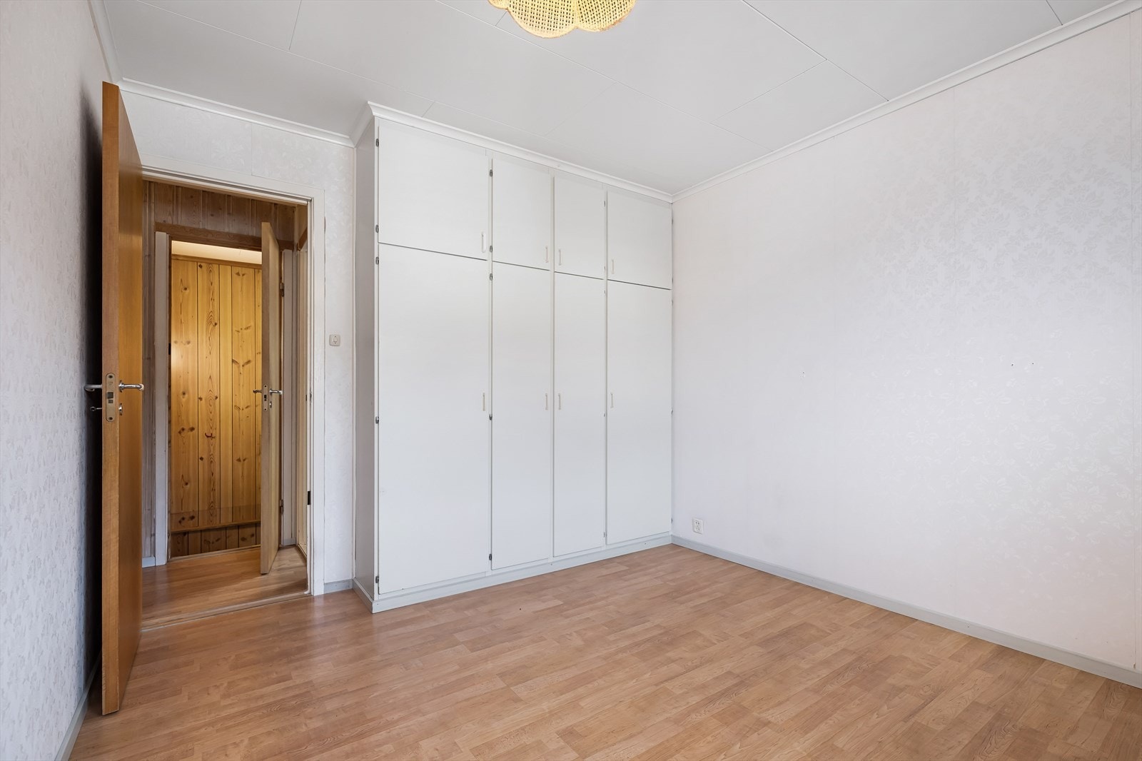 Soverommet har et innebygd garderobeskap som gir praktisk og god oppbevaringsplass. Galleribilde