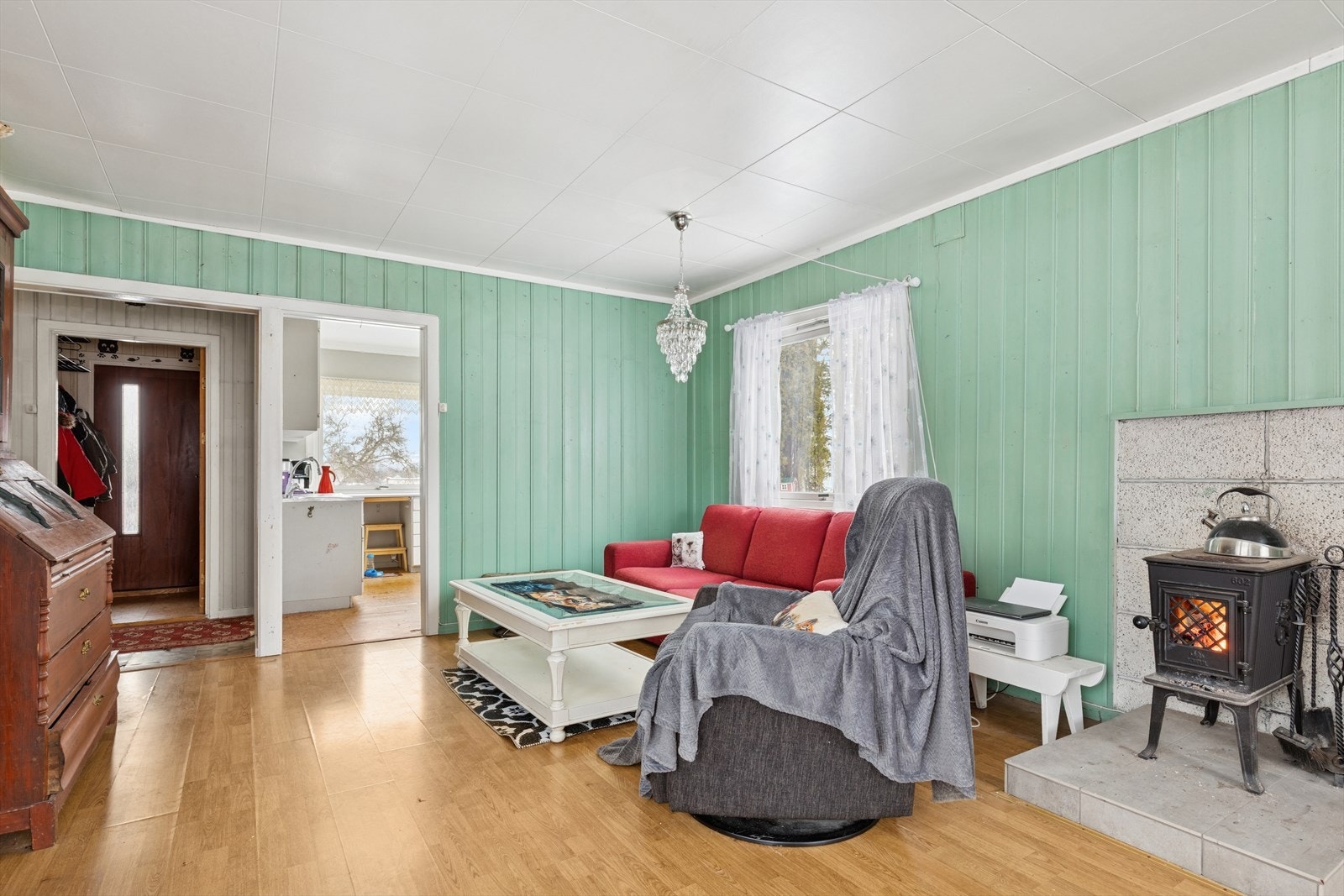 Fra stuen er det enkel adkomst videre inn til boligens kjøkken. Galleribilde