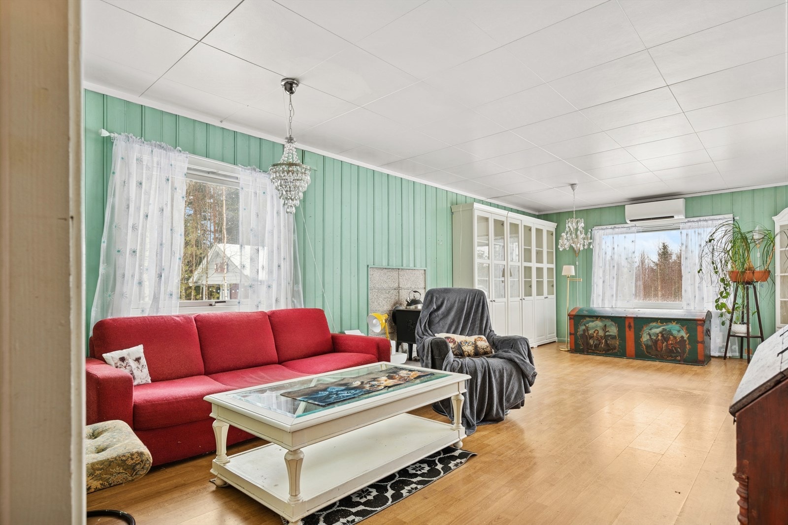 Stuen er et romslig oppholdsrom med plass til flere sittegrupper. Galleribilde