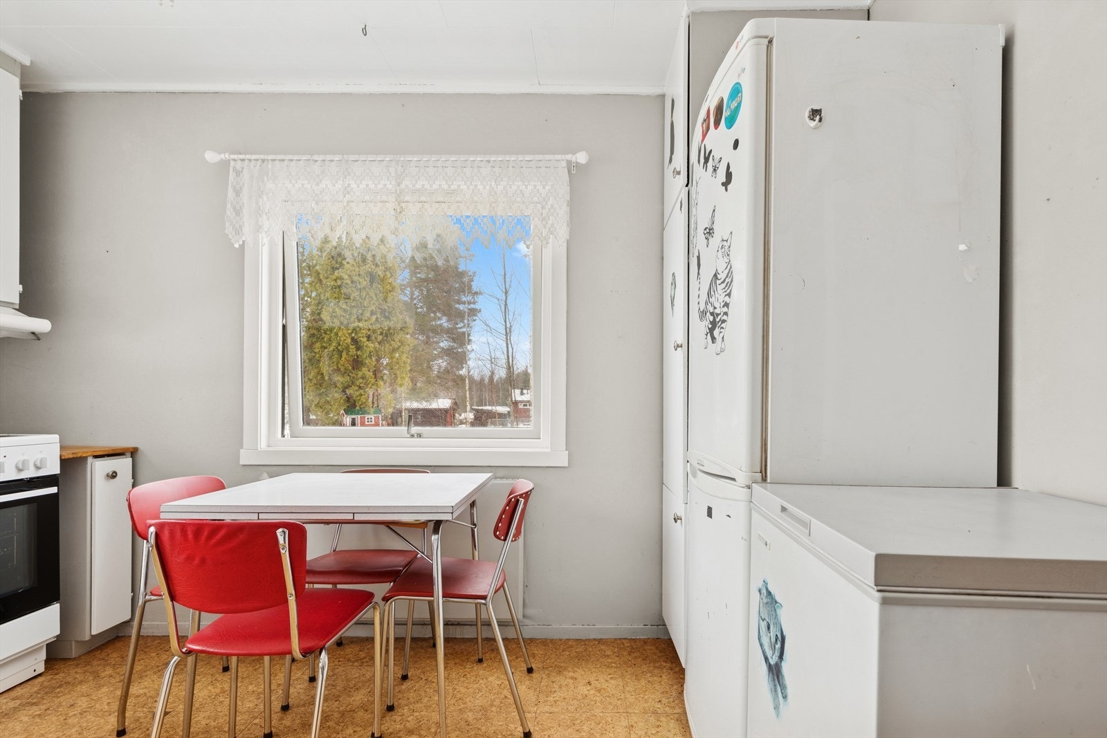 Plass på kjøkkenet til frittstående kjøl-/fryseskap og komfyr. Galleribilde