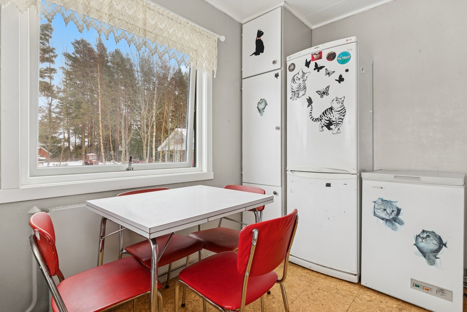 Kjøkkenet har plass til et spisebord ved vinduet. Galleribilde