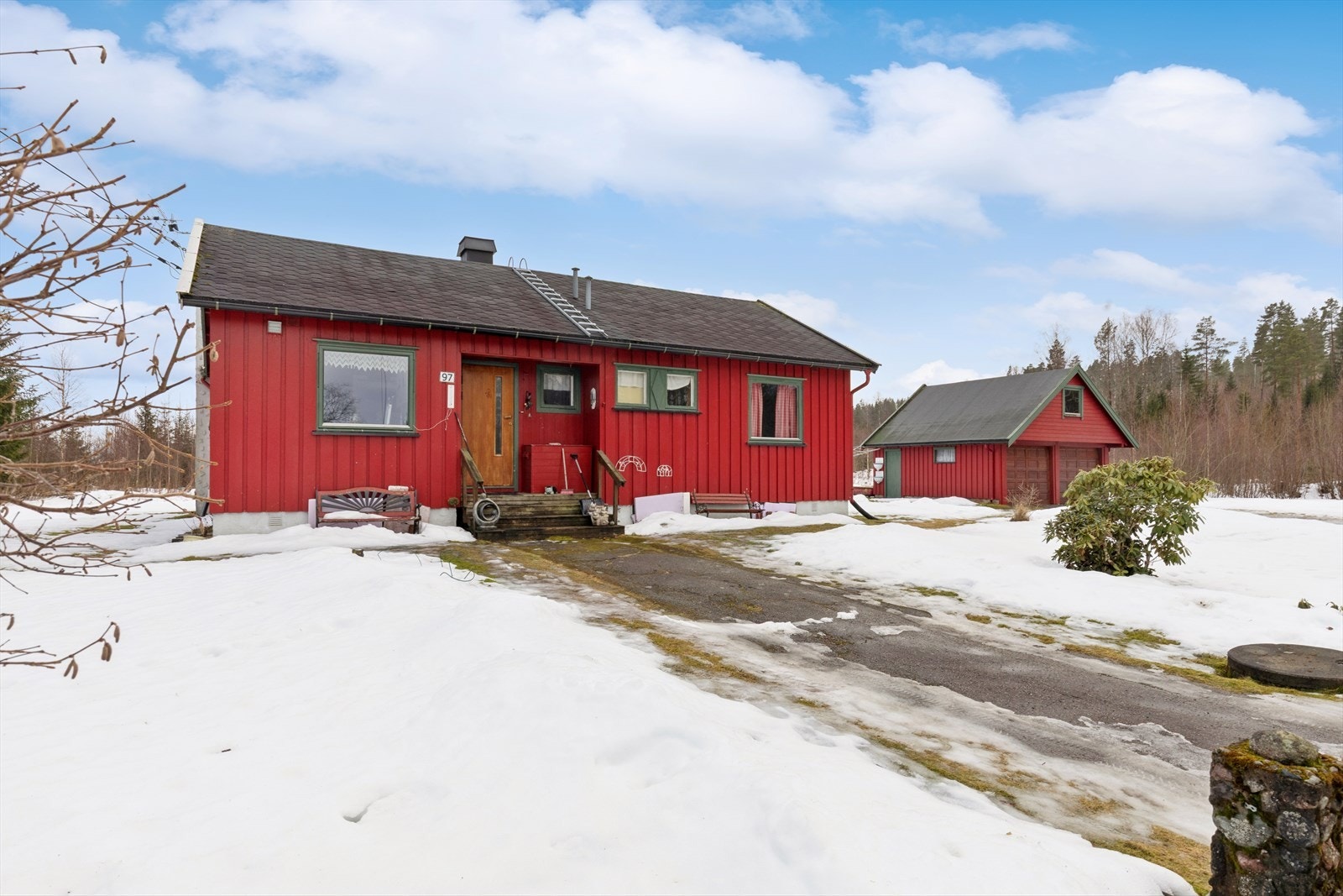 Enebolig med praktisk planløsning og stort potensiale, landlig og usjenert beliggenhet på Disenå. Galleribilde