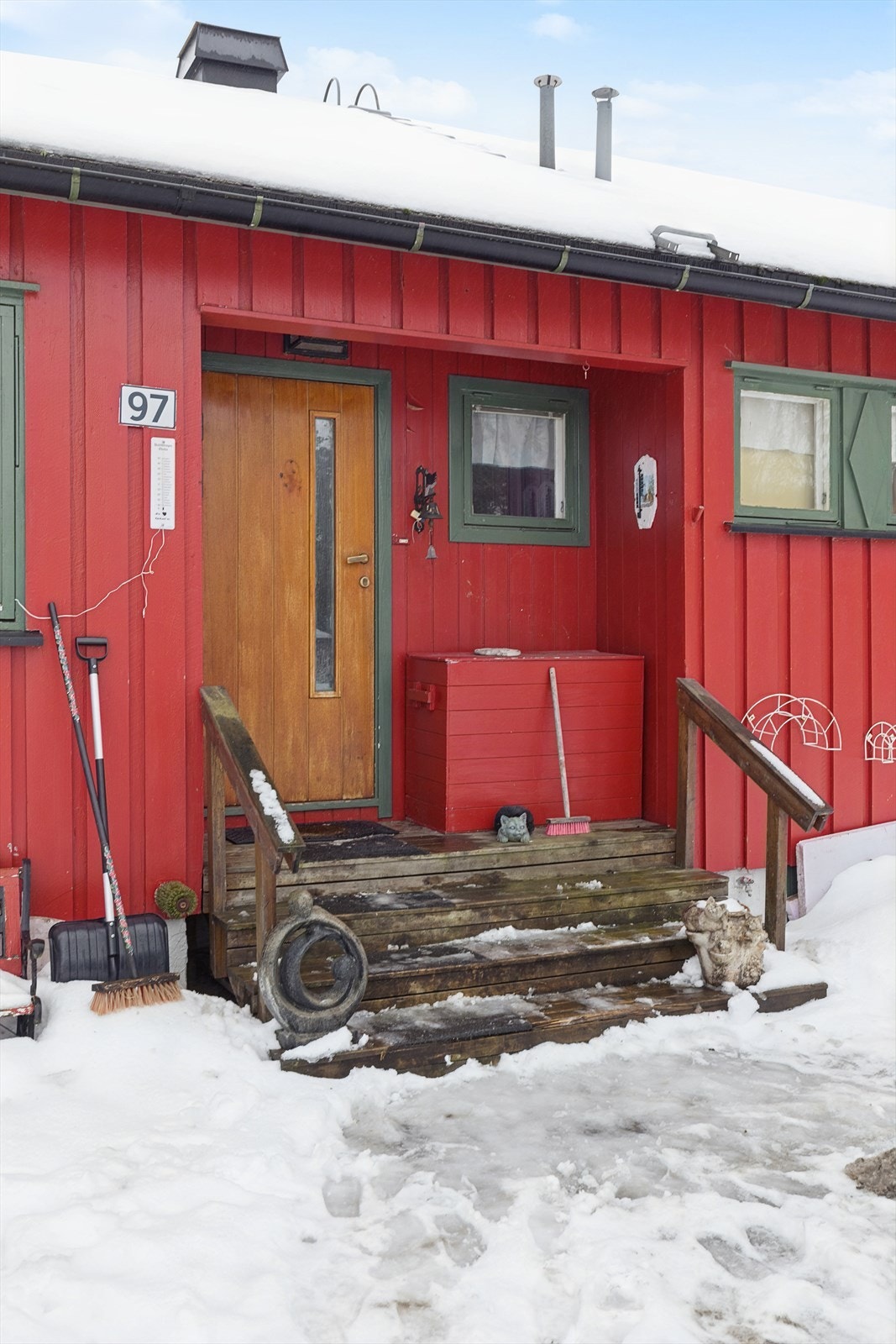 Boligen ligger på romslig tomt med hage og tre drivhus. Galleribilde