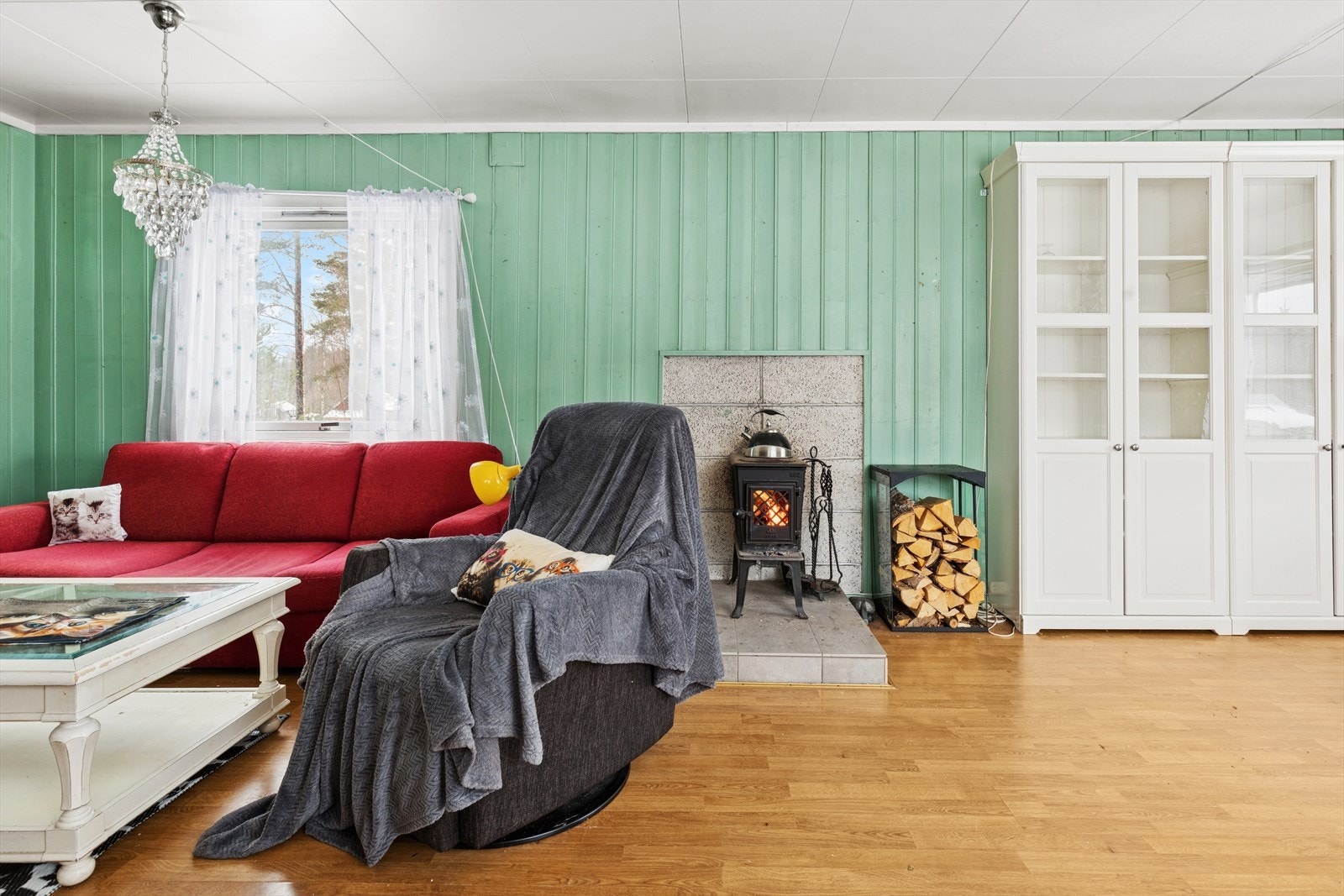 En vedovn i stuen gir en supplerende varmekilde. Galleribilde