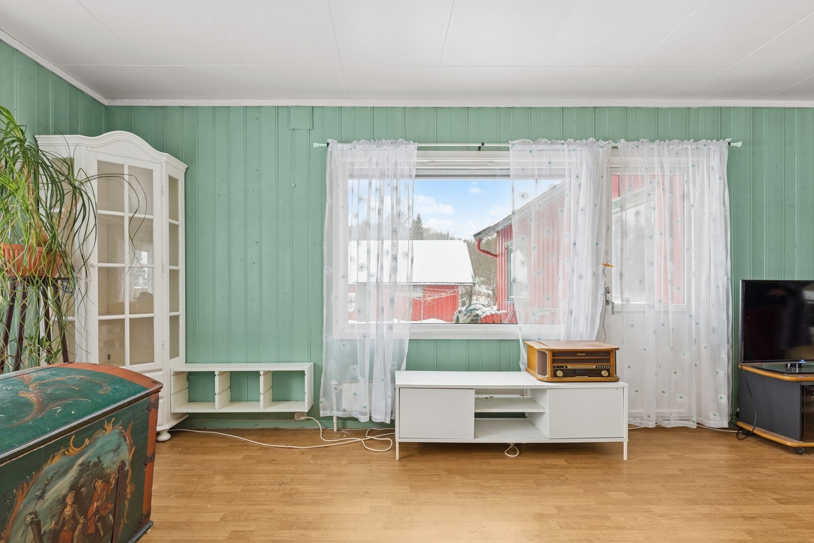 Store vinduer i stuen gir godt med dagslys, og er utstyrt med solskjerming. Galleribilde