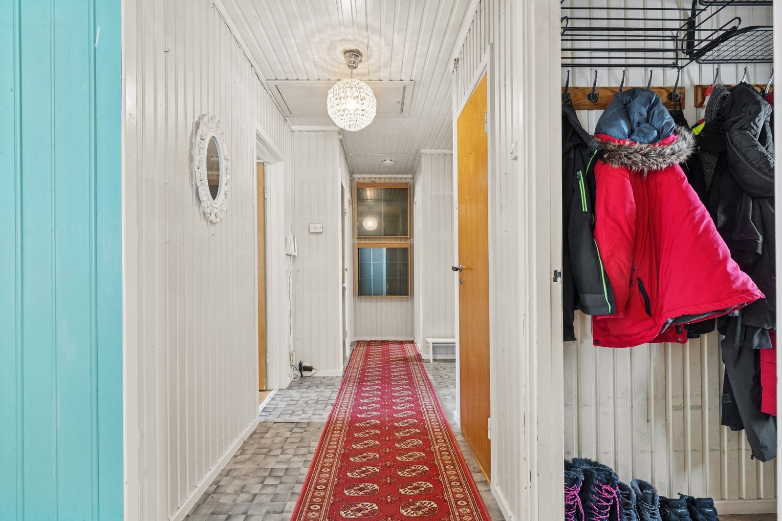 I vindfanget er det plass til å henge fra seg yttertøy. Galleribilde