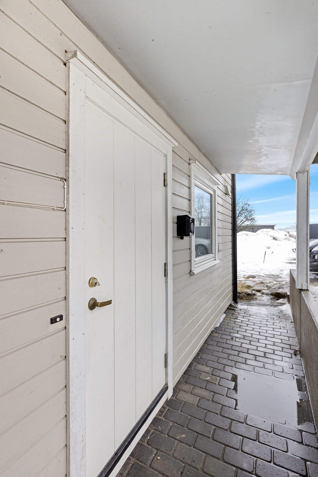 Hovedytterdøren er tett og malt, med normal bruksslitasje. Galleribilde