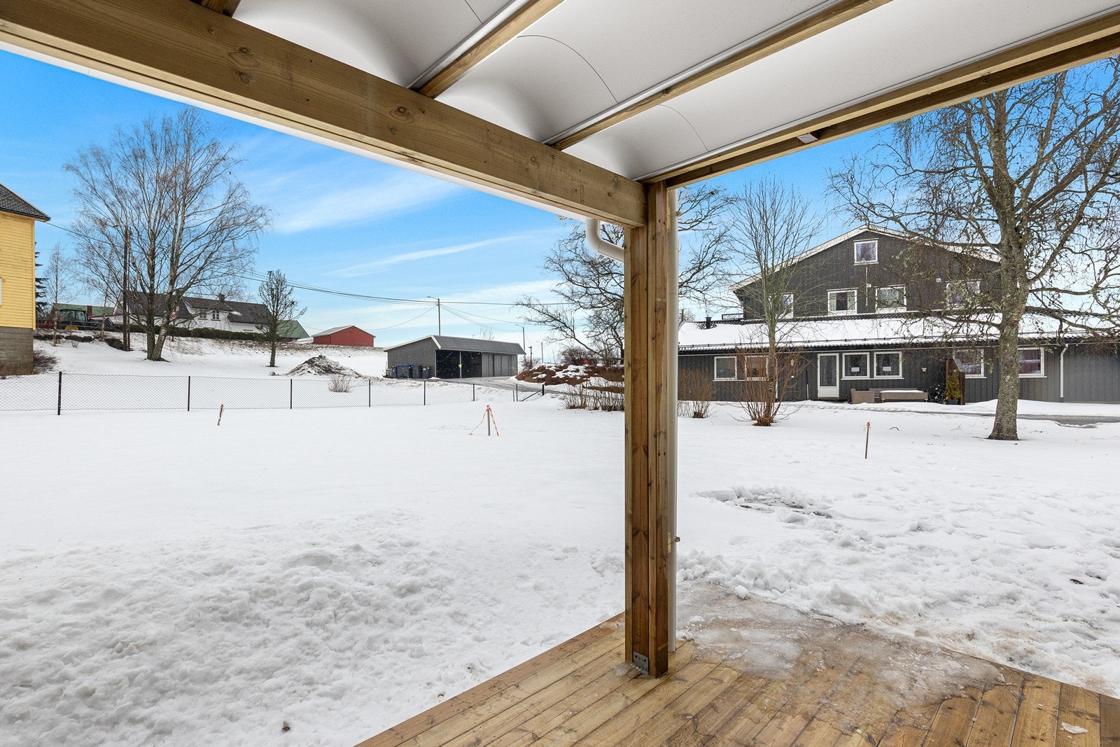 Terrassen har enkel tilgang fra stue/kjøkken og ble renovert sommeren 2025. Galleribilde