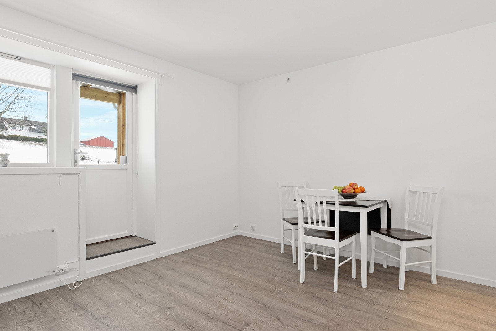 Direkte tilgang til terrasse fra stuen gir enkel adgang til uteområdet. Galleribilde