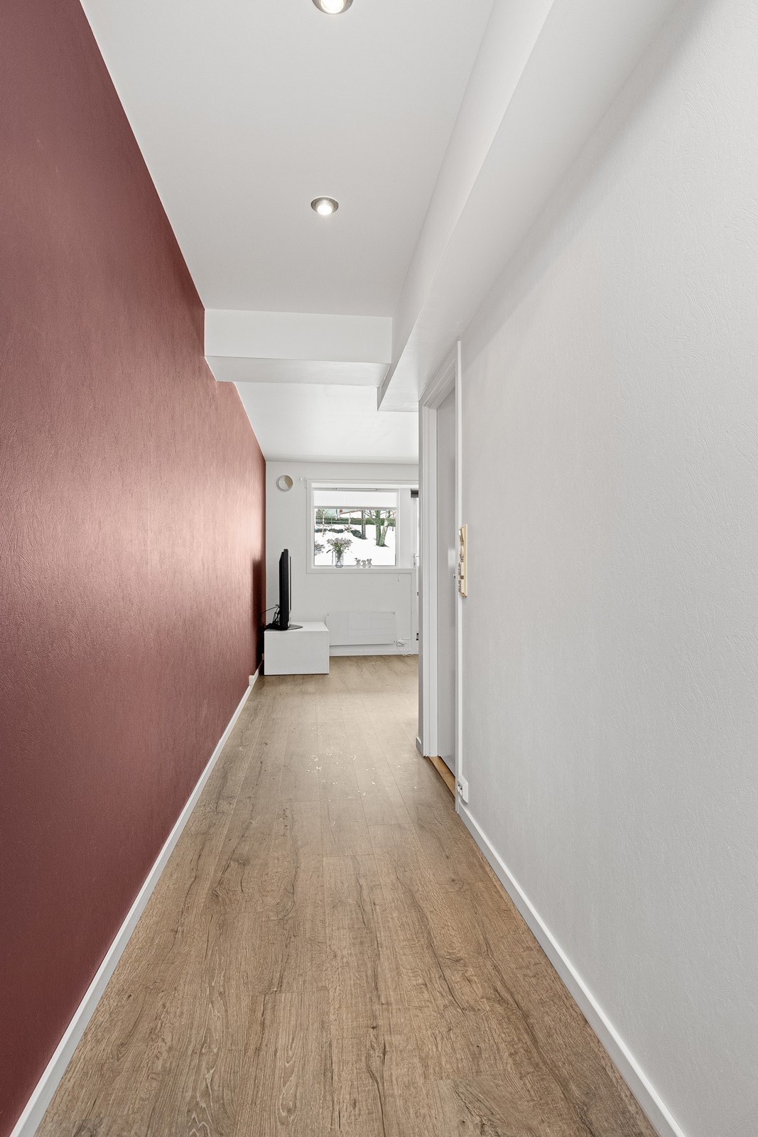 Laminatgulv og slette malte plater i himling gir en moderne finish. Galleribilde