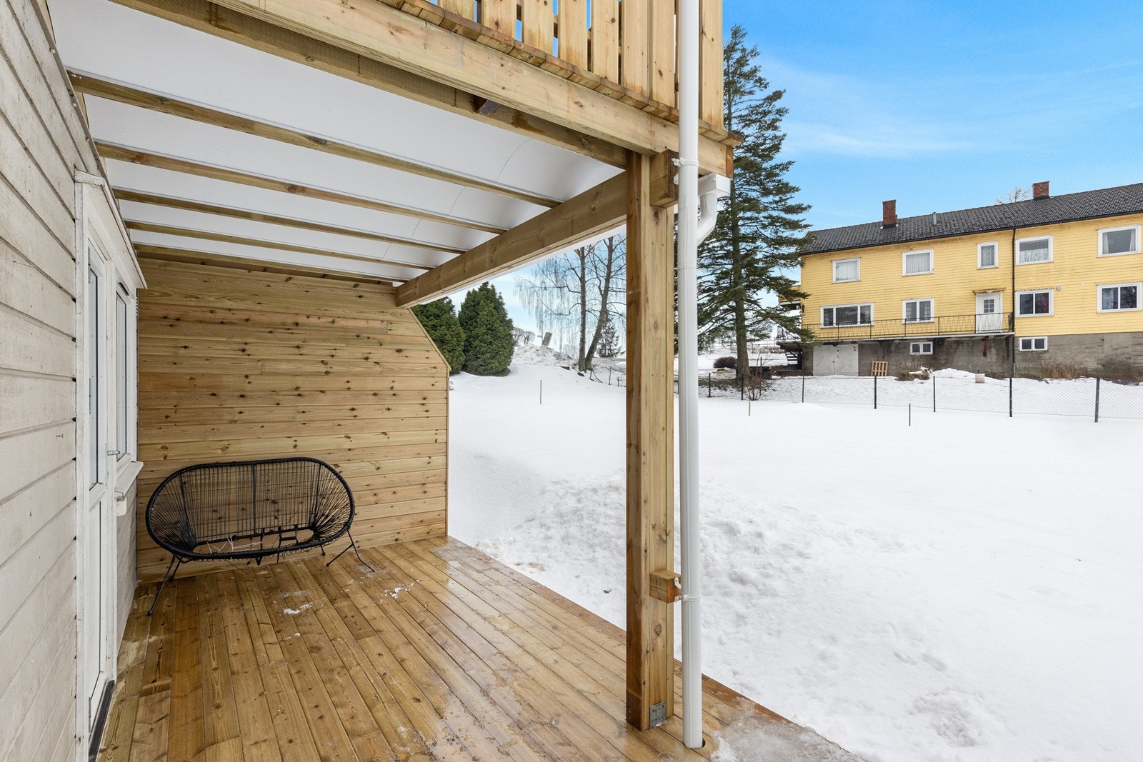Overbygget terrasse gir beskyttelse mot vær og vind. Galleribilde