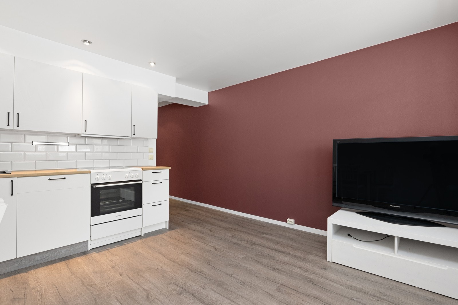 Kjøkkenet er utstyrt med laminat benkeplate og keramiske fliser mellom benk og overskap. Galleribilde