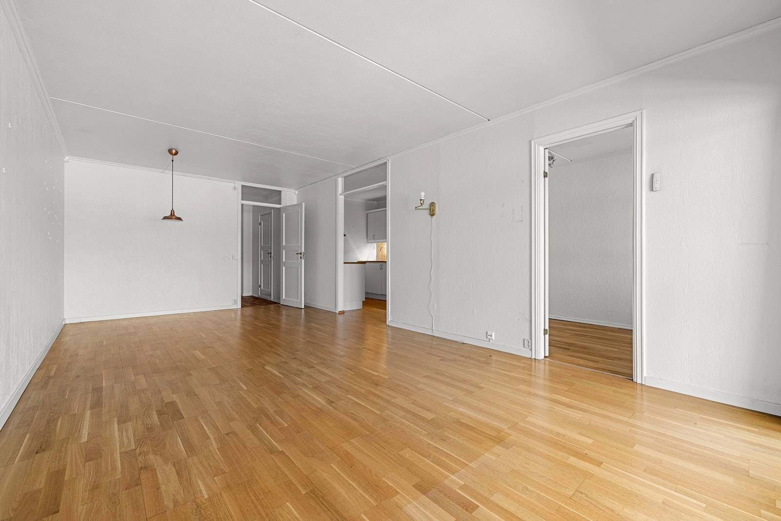 Stuen er romslig og har parkett på gulvet, med flere møbleringsmuligheter. Galleribilde