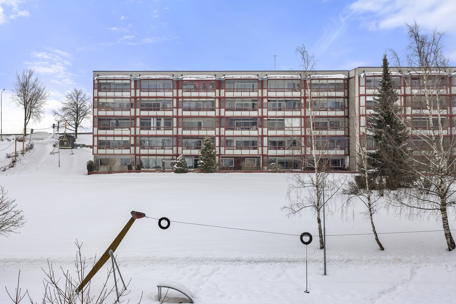 Leiligheten er en del av Nordensvei Borettslag, etablert i 1975 med 81 boenheter. Galleribilde