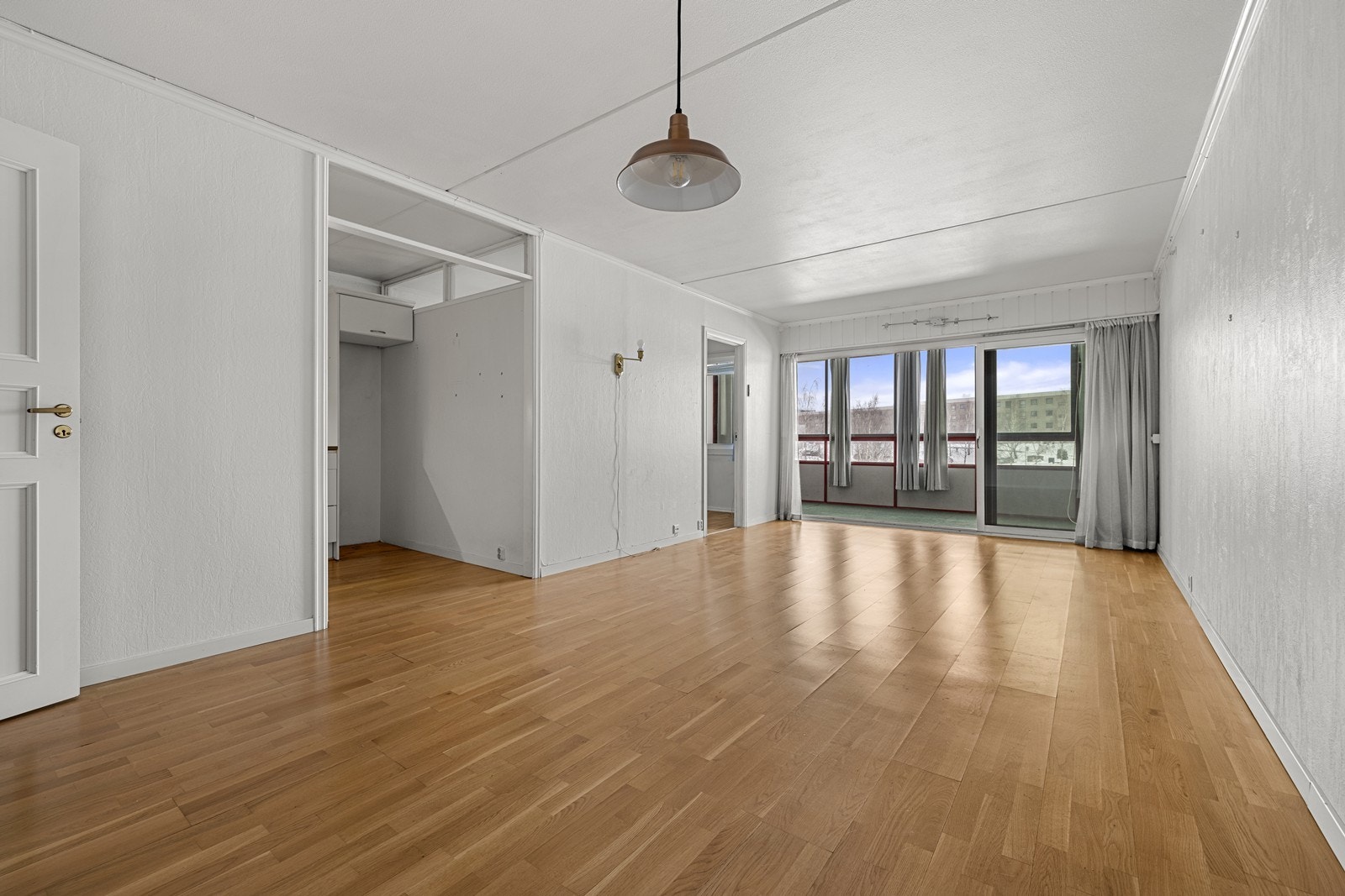 De store vindusflatene mot balkongen slipper inn godt med dagslys i stuen. Galleribilde