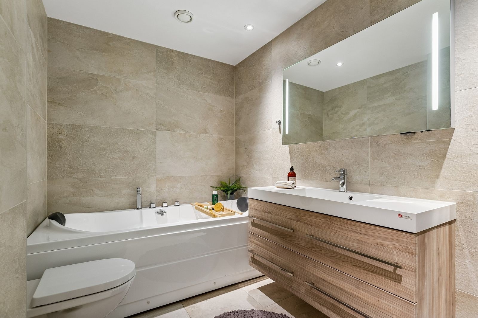 Bad nr 2 ligger i kjelleren. Her er det badekar, servant med skuffer og varmekabler i gulv. Galleribilde