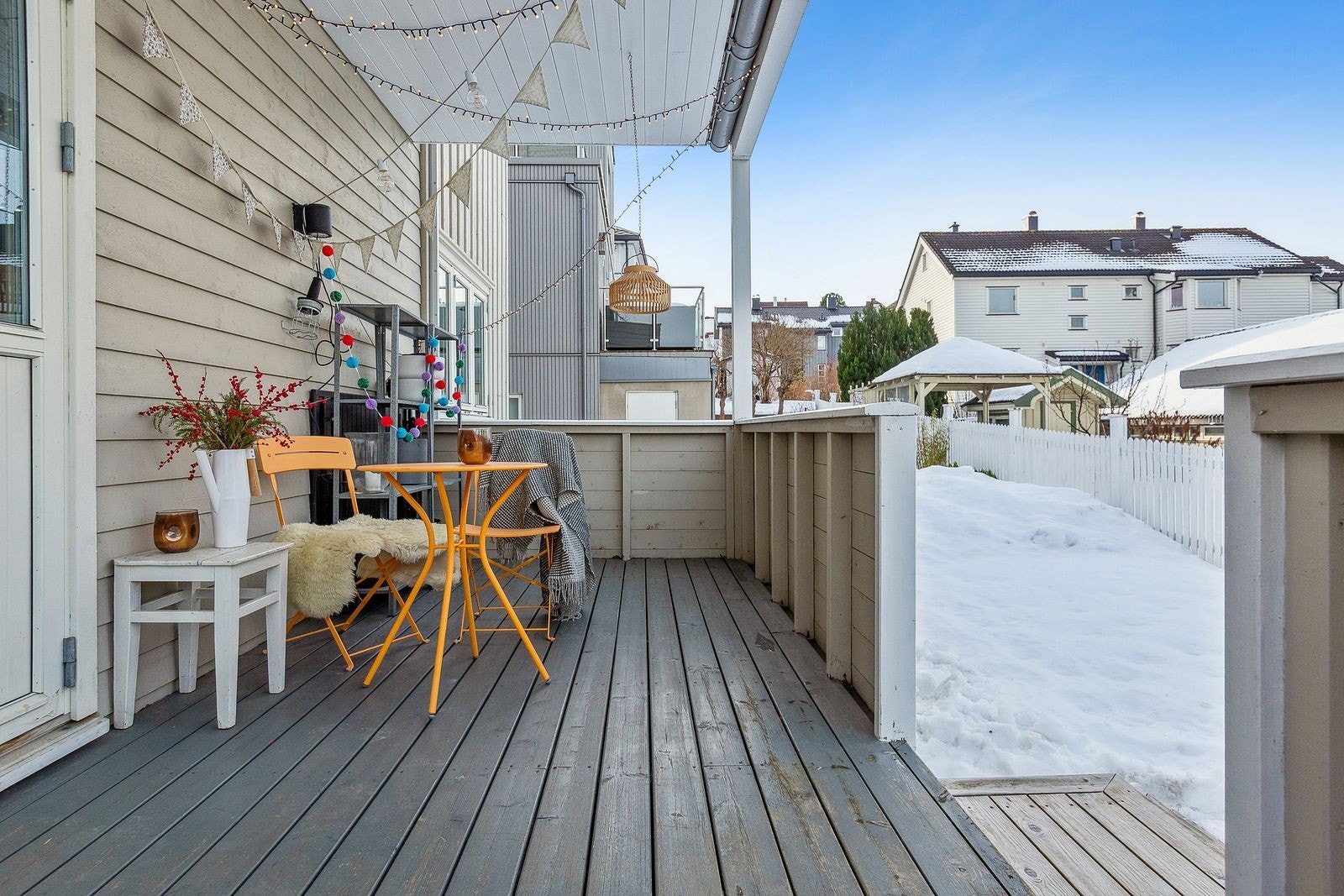 Fra terrassen har man direkte adkomst til felles hage og to egne parkeringsplasser. Galleribilde