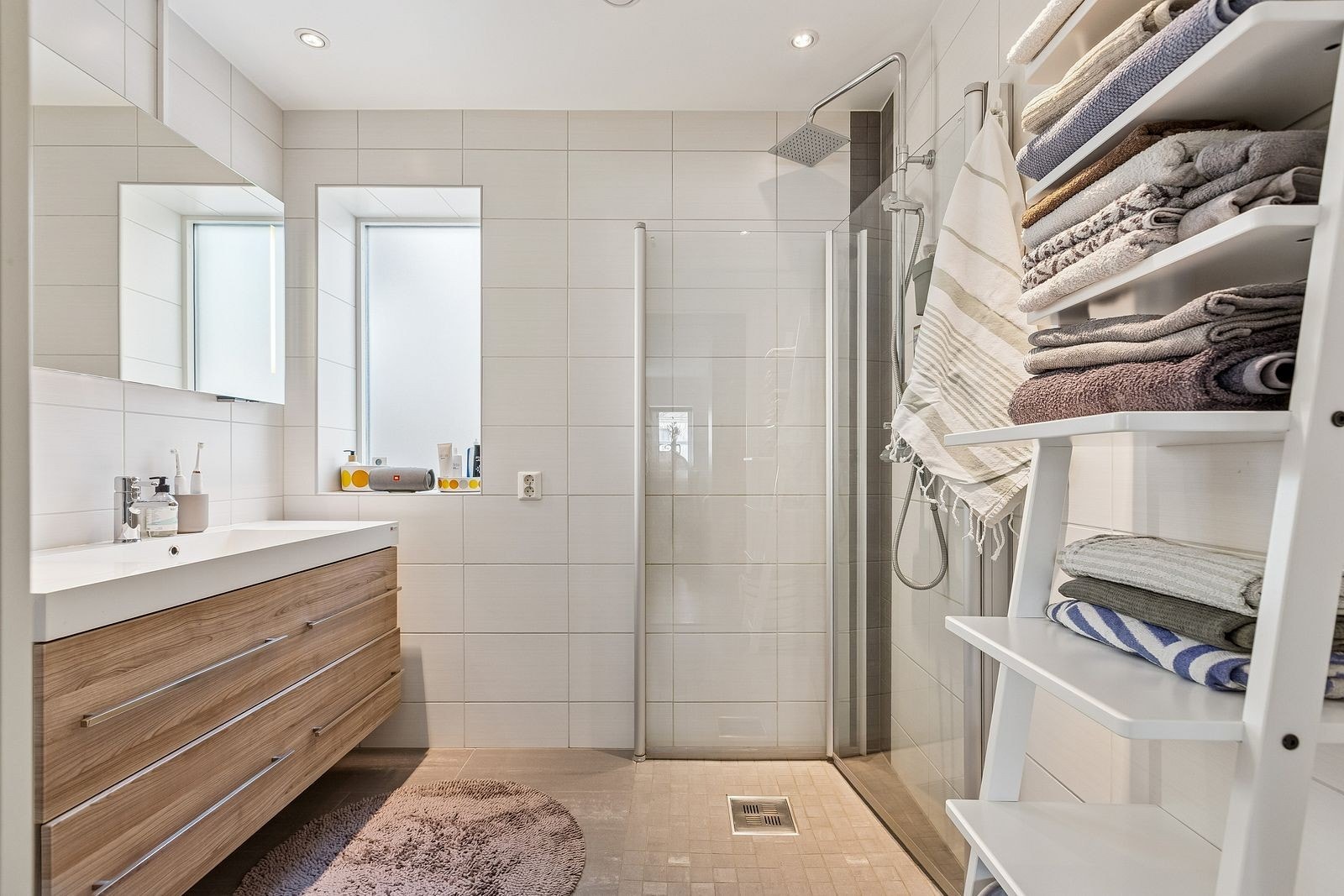 Lekkert flislagt bad i 1. etasje med innfellbare dusjvegger og servant med skuffer. Varmekabler. Galleribilde