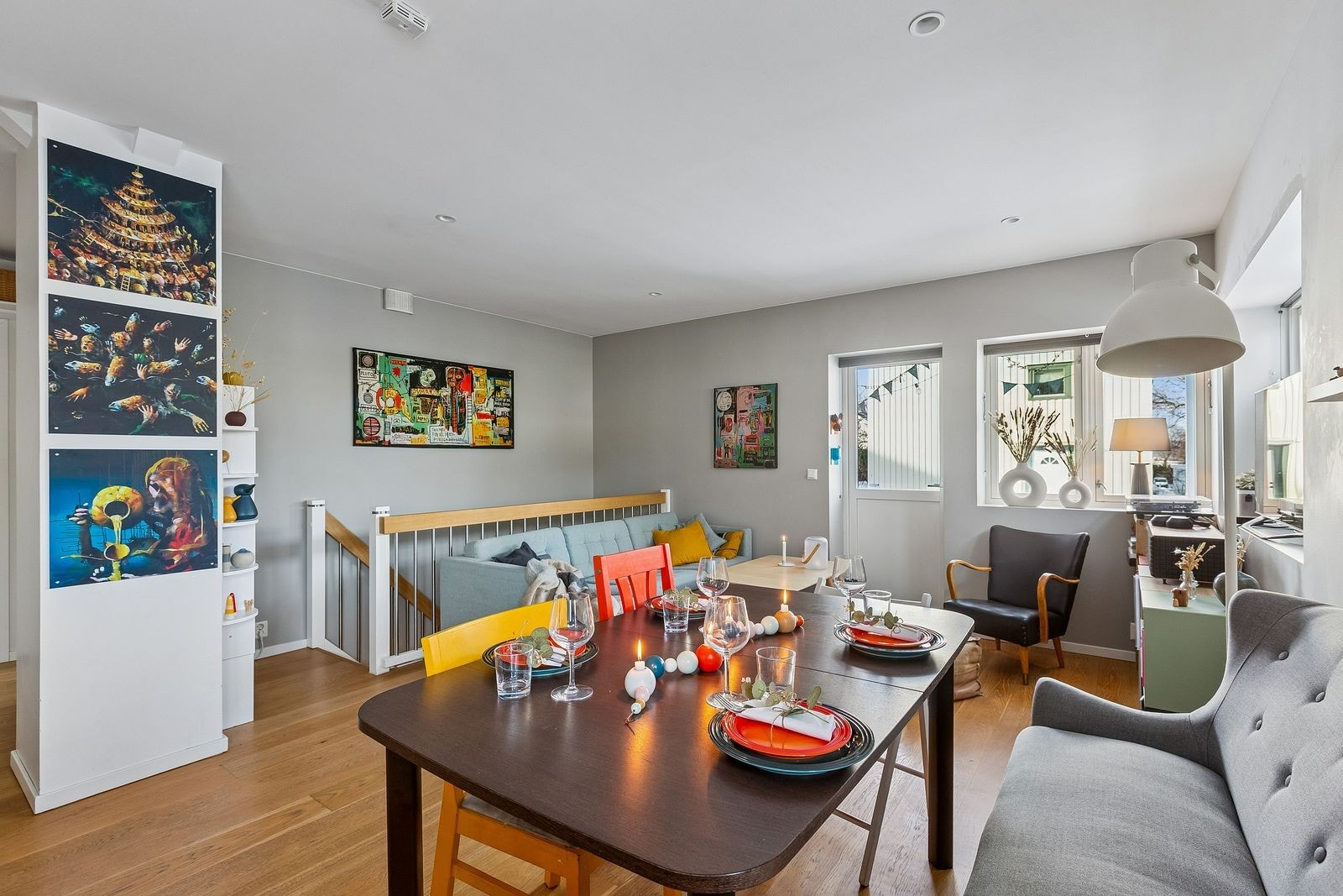 Lys og innbydende stue med utgang til terrasse. Galleribilde