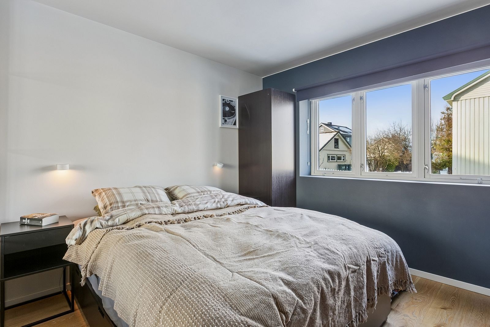 Soverommet i 1. etasje har godt med garderobeskap Galleribilde