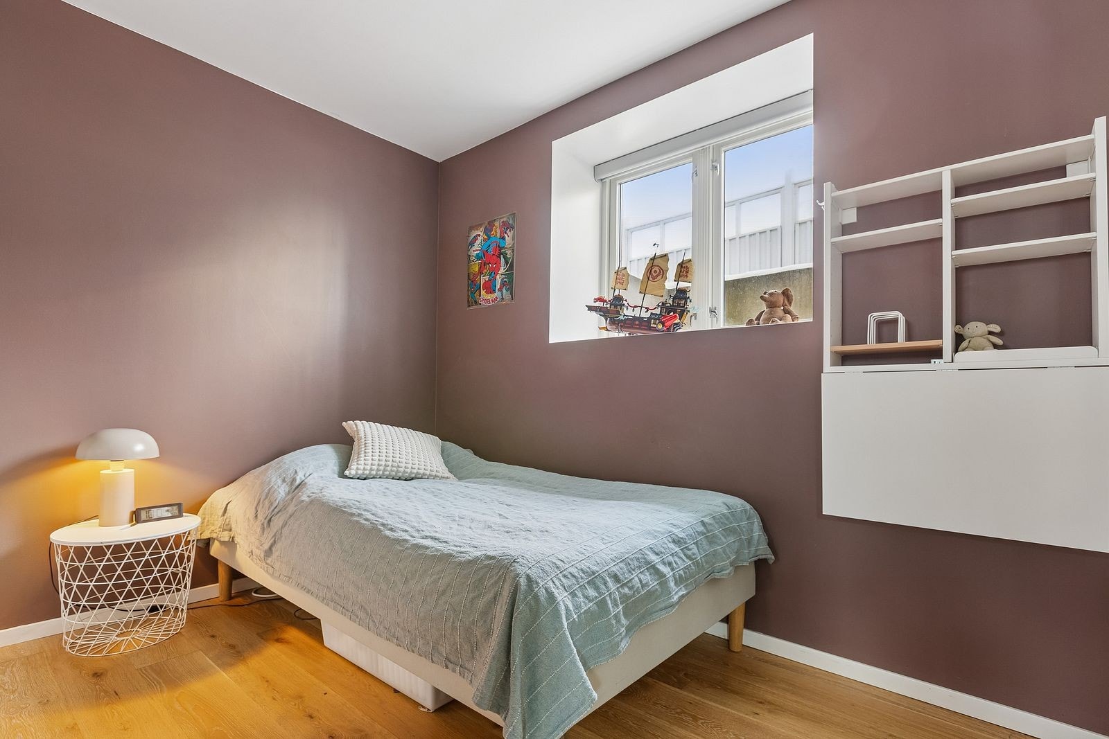 Soverom 2 i kjelleren er innredet med garderobeskap, og har moderne farger Galleribilde