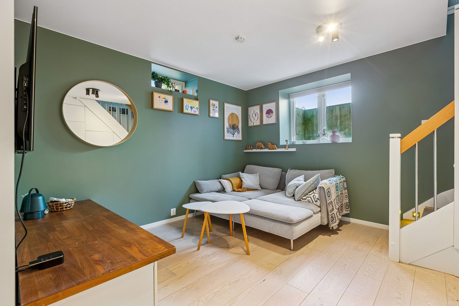 Kjellerstuen har moderne fargevalg, og innebygd innredning under trapp. Galleribilde