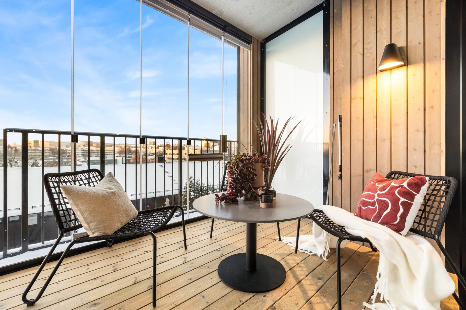 En herlig balkong som er delvis innglasset med flott utsikt og kveldssol Galleribilde