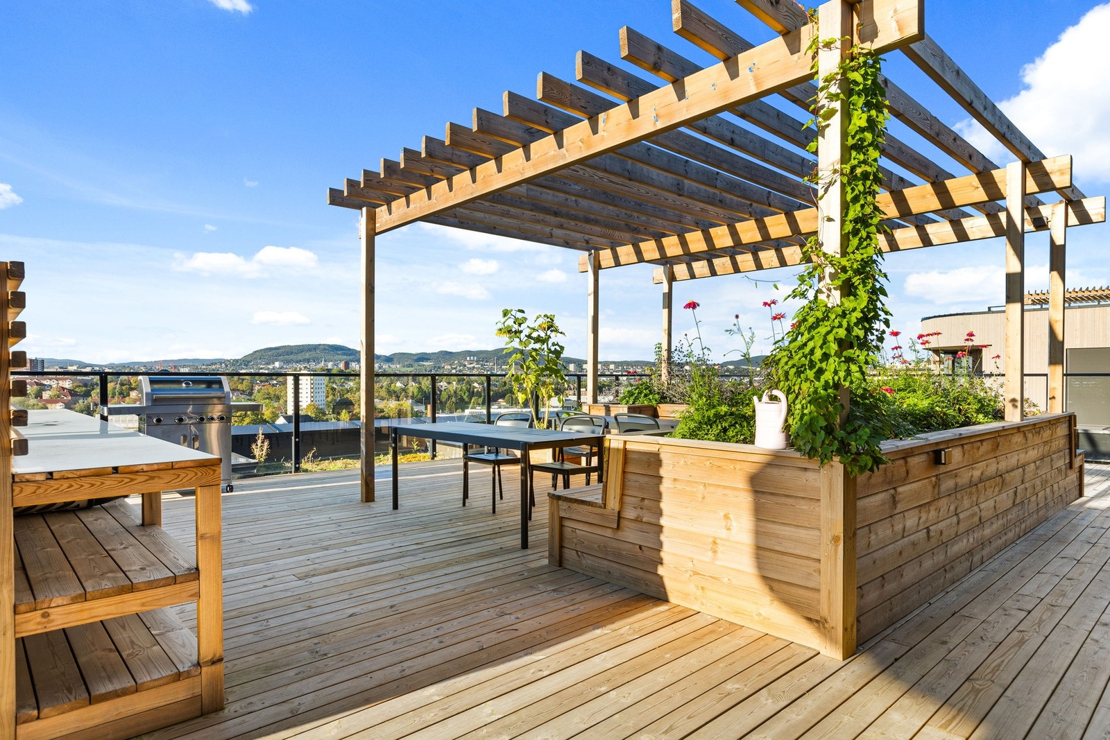 Det er flotte 4 takterrasser til fri benyttelse Galleribilde