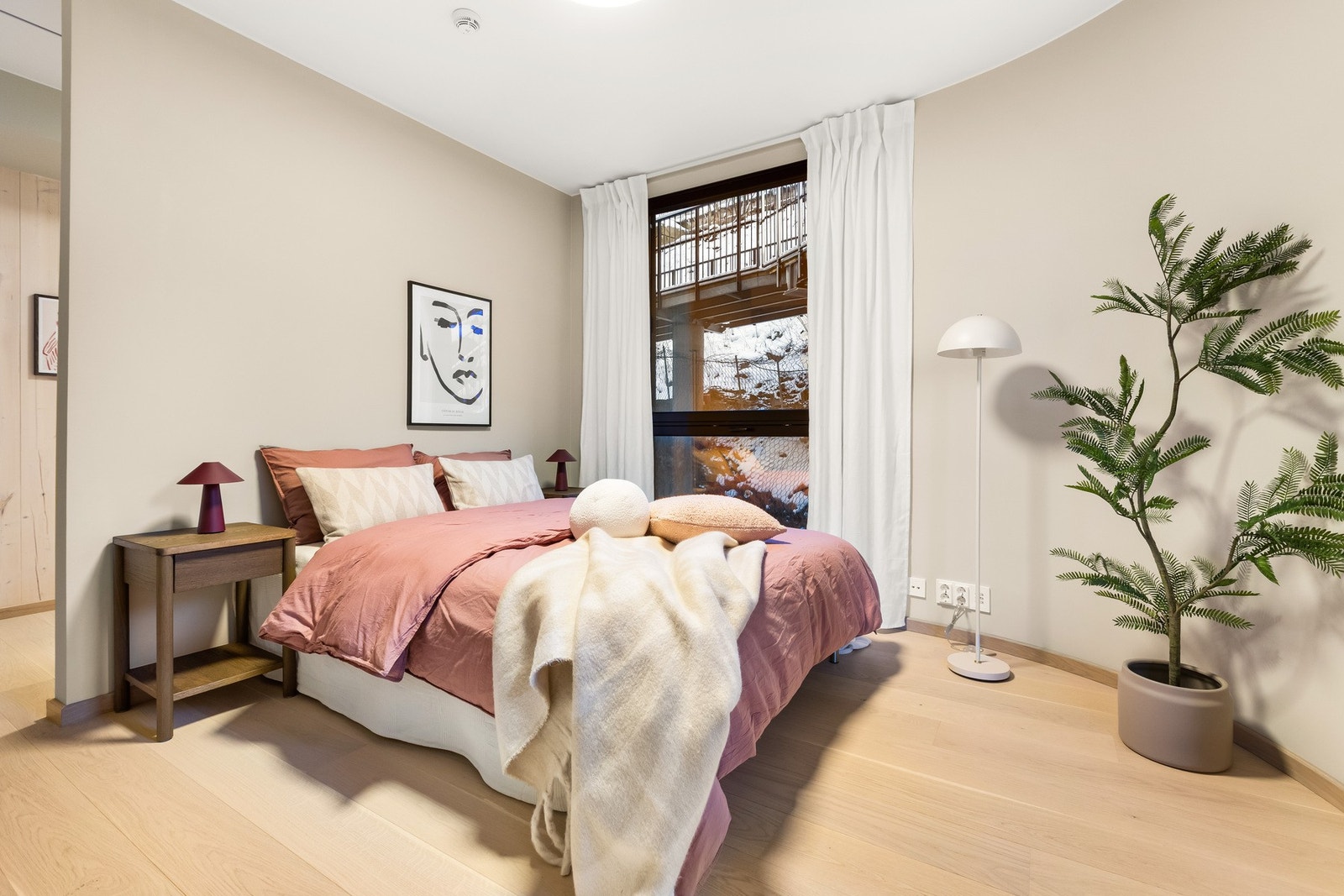 Soverom 1 med omkledningsroms Galleribilde