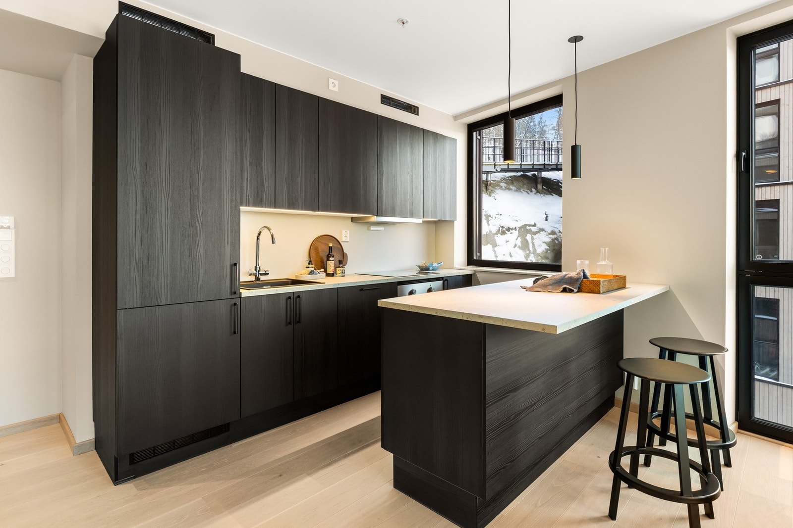 Moderne åpent HTH-kjøkken med integrerte hvitevarer Galleribilde