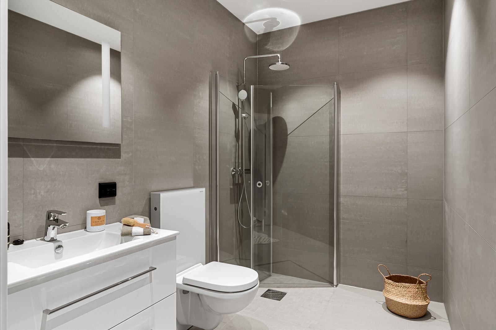 Bad nr 2 - flott helfliset bad med 60x60 fliser, vegghengt wc, dusjhjørne og varme i gulv for ekstra komfort. Galleribilde