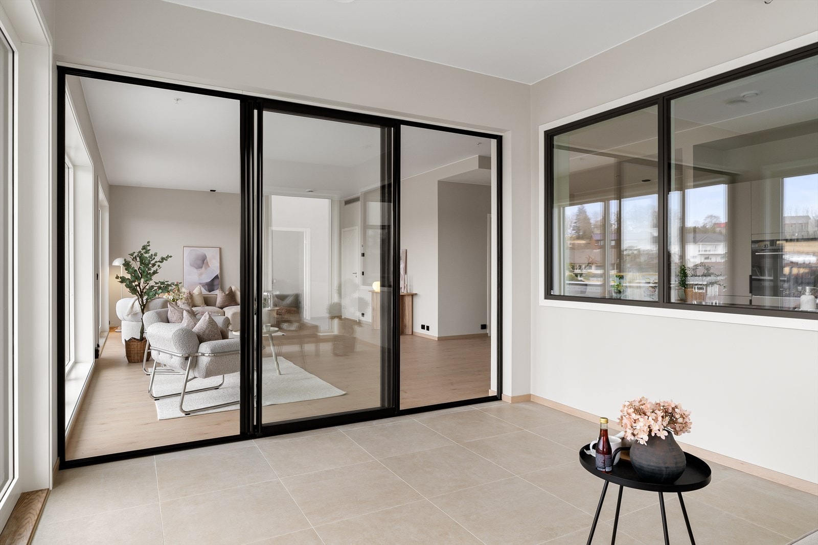 Fra stuen har man utgang til leilighetens hagestue hvor man kan sitte å nyte varme sommerdager selv om det regner. Galleribilde