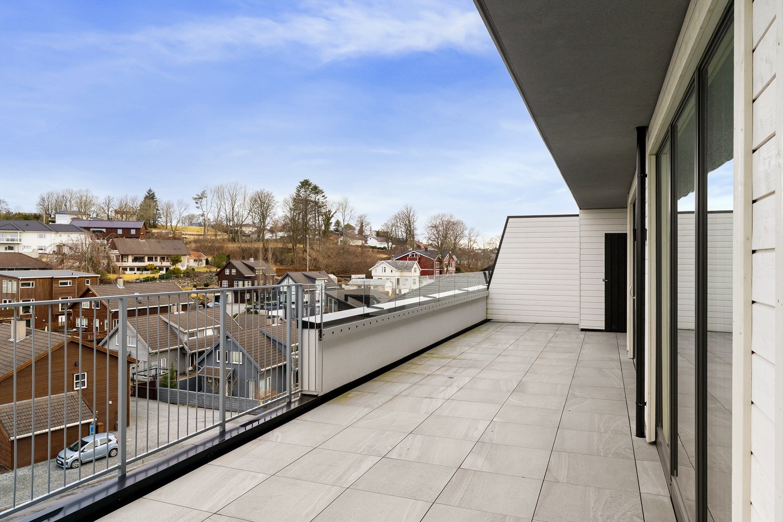 Stor, vestvendt og solrik balkong på ca 50 kvm (liten bod til hageputer etc. i enden) Galleribilde