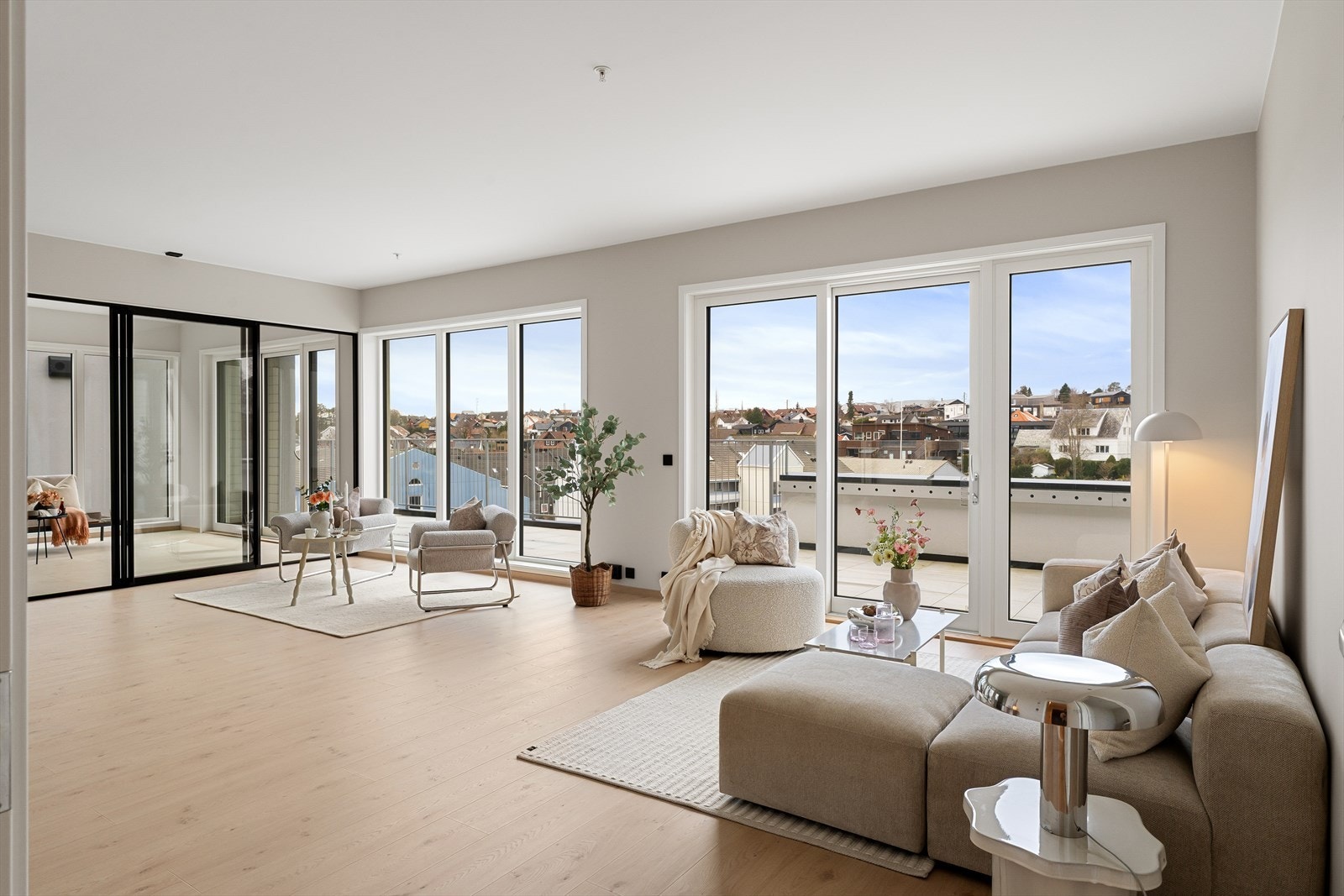 Stue hvor man har rikelig med plass til både spisebord og sofagruppe, en perfekt plass til å nyte gode stunder med familie og venner. Galleribilde