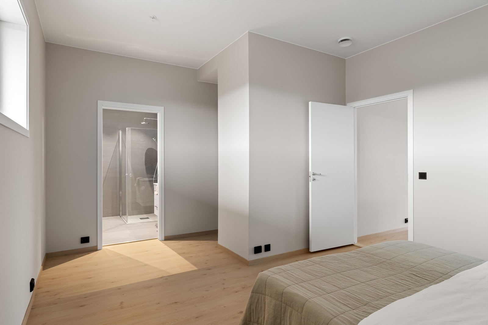 Hovedsoverommet med walk-in-closet og privat bad Galleribilde