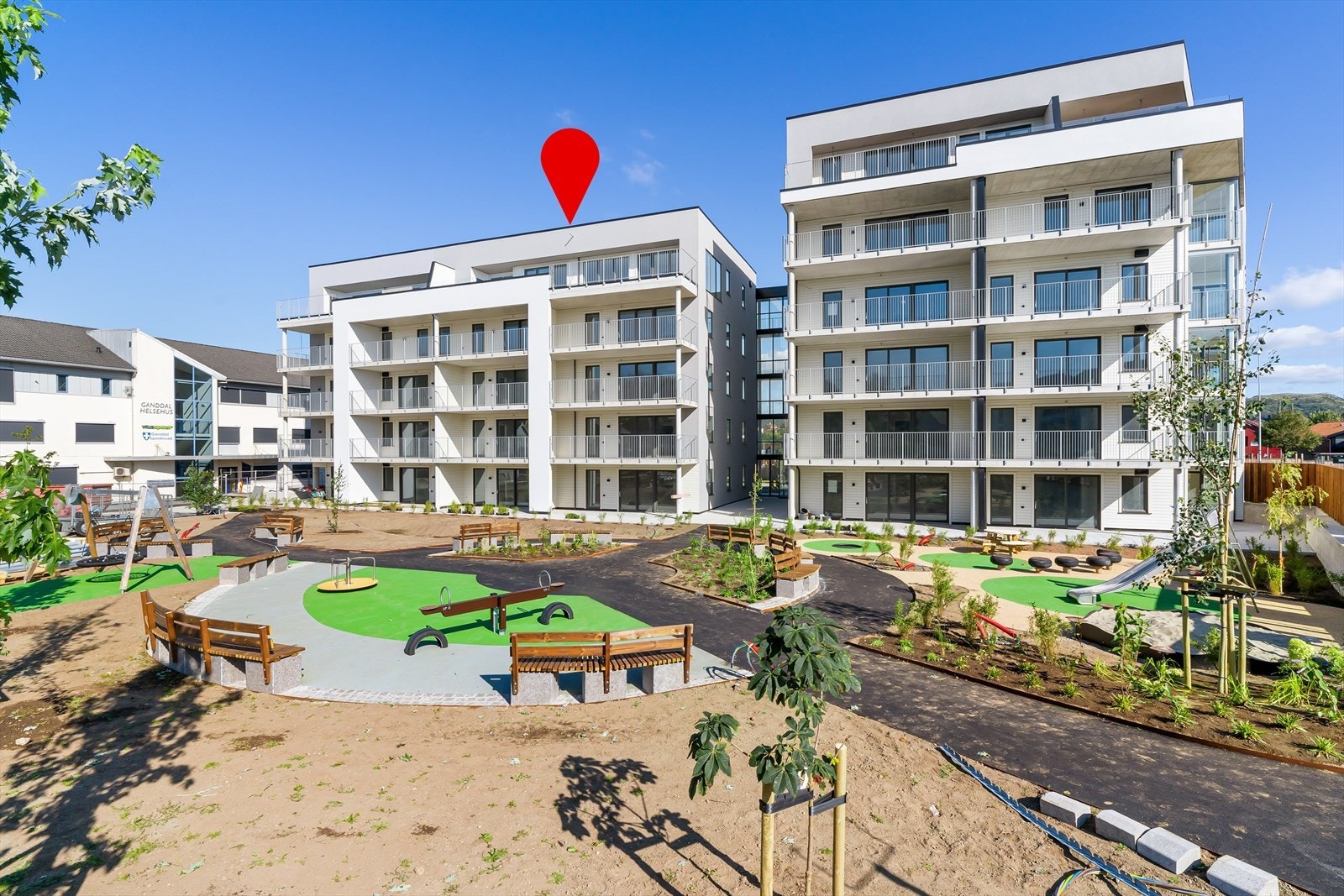 Flott toppleilighet med balkong på ca 50 kvm + hagestue Galleribilde