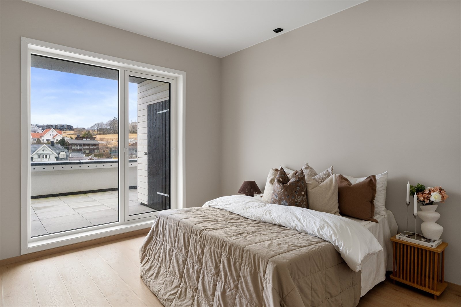 Soverom nr 2 - også her er det god plass til dobbelt seng - dør ut til den store balkongen Galleribilde