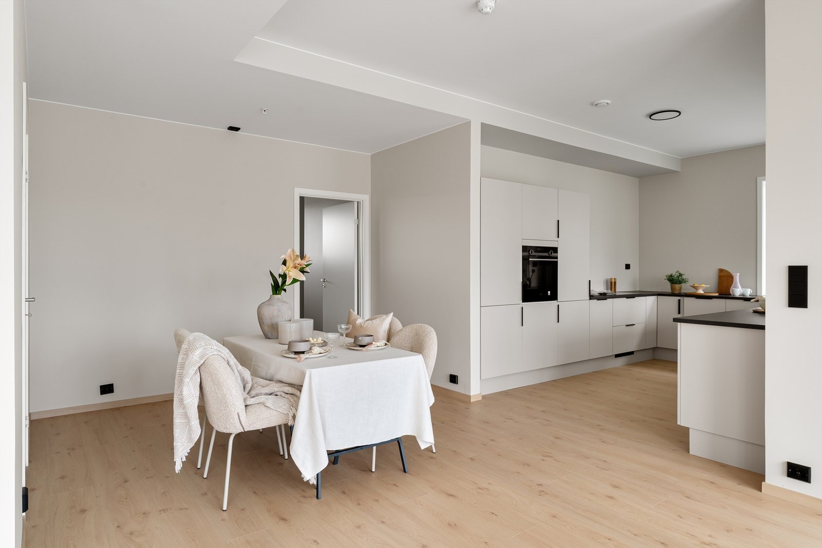 Lekkert og moderne kvalitetskjøkken som kan vise til pen kjøkkeninnredning og integrert kjøl/frys, komfyr, oppvaskmaskin, platetopp og vifte. Galleribilde