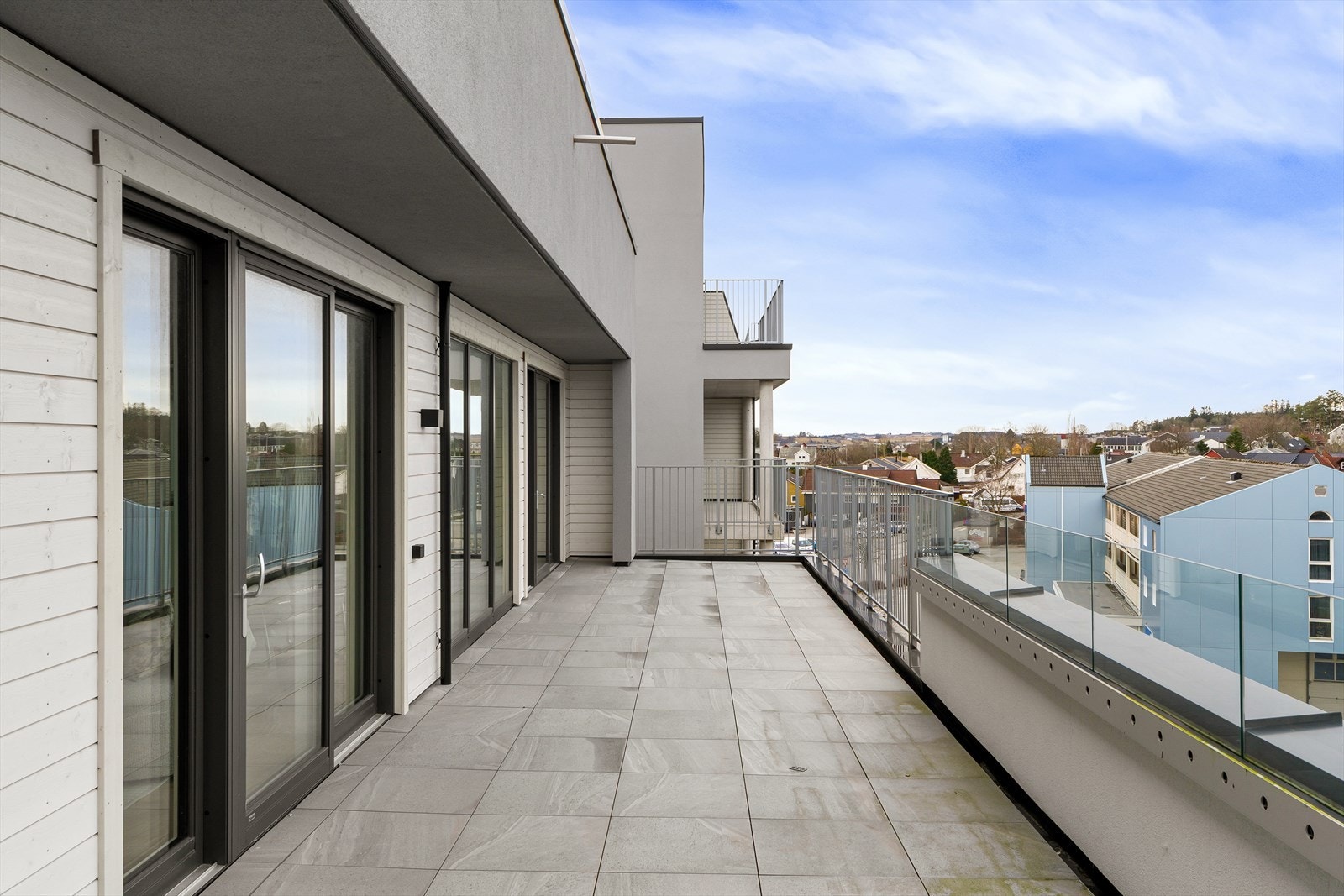 Stor, vestvendt og solrik balkong på ca 50 kvm Galleribilde