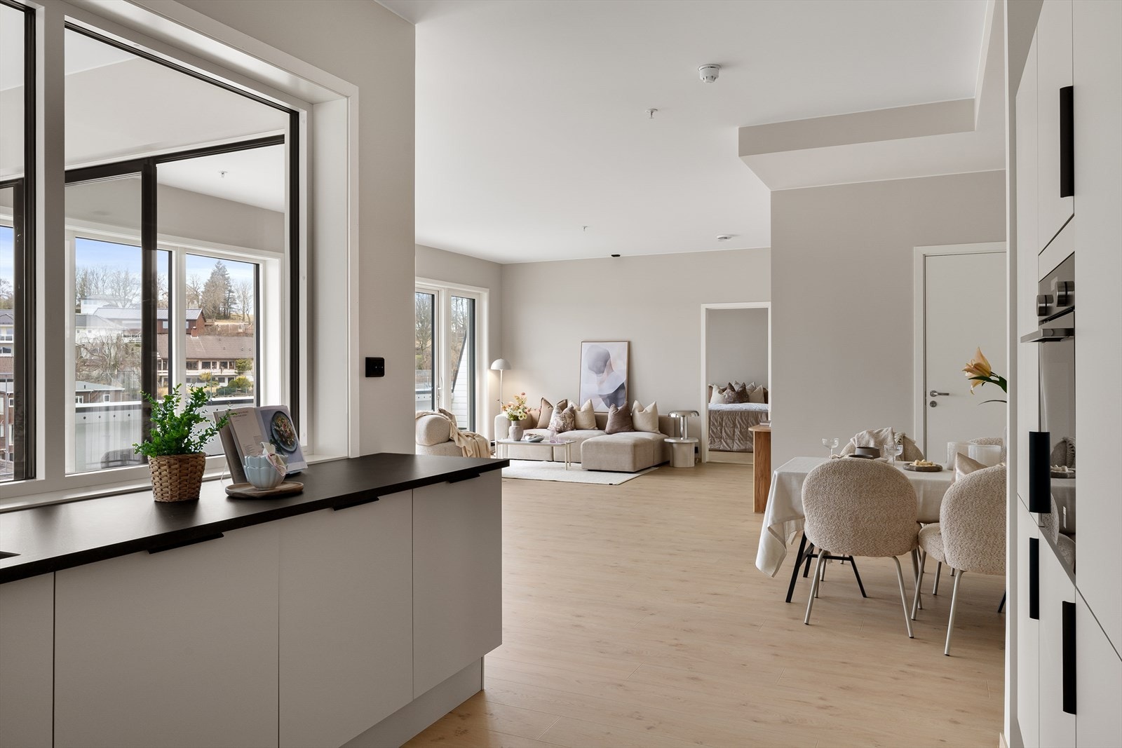 Godt med lys inn på kjøkkenet - meget god benkeplass Galleribilde